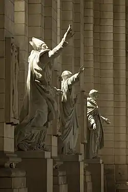 Trois statues de saints.