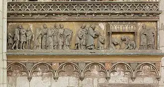 Bas-relief représentant Saint Louis couronné et portant un costume fleurdelisé, suivi d'une dizaine de personnages dont certains portent des mitres d'évêque, en train d'observer des hommes creusant le sol sous une châsse dorée.
