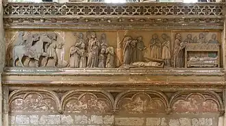 Bas-relief représentant, de gauche à droite, saint Éloi arrivant à cheval à Augusta Viromanduorum accompagné de deux hommes, saint Éloi priant avec huit personnes, saint Éloi retrouvant le corps de saint Quentin et saint Éloi déposant la dépouille dans une châsse dorée.