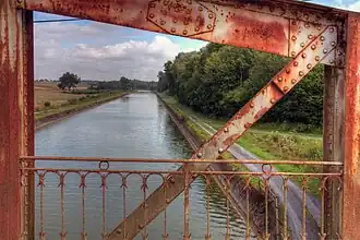 Le canal vu d'un ouvrage de franchissement à Hermies.