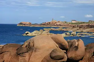 Au premier plan, l'amas de rochers dans lequel se trouve la boule