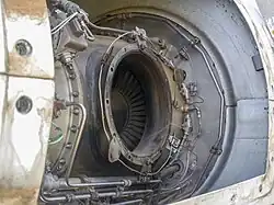 Sortie de la tuyère du moteur PT6, turbine visible.