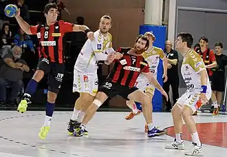 Pablo Simonet (porteur du ballon) avec Ivry en 2016.