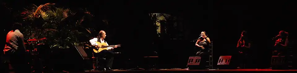 Photo panoramique montrant des musiciens et des chanteurs sur scène