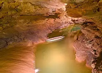 Une barque sur la rivière souterraine.