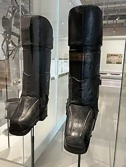 Bottes de postillon au musée de La Poste à Paris.