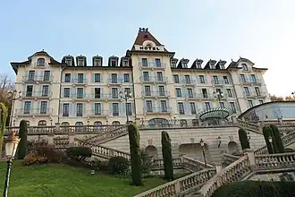 Vue de la façade du Palace de Menthon.