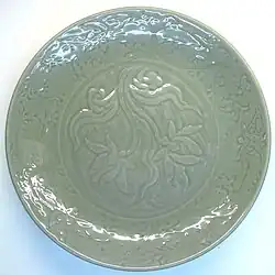 Plat de céladon avec un décor floral. Palais de Topkapı