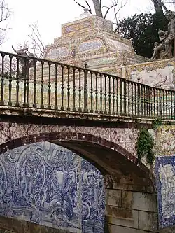 Azulejos sur les murs d'un canal dans le jardin.