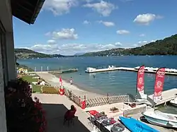 le lac de Paladru depuis un des plages privées.