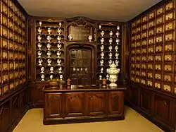 Pharmacie Jacques de Besançon (d'époque, au rez-de-chaussée).