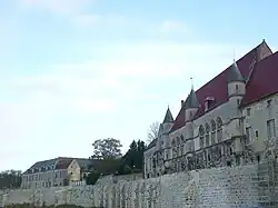 Le palais de justice et les remparts nord.