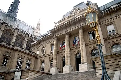 L'entrée du Palais de justice de Paris par le cour du Mai, avec la Sainte-Chapelle sur la gauche de l'image, le 2 septembre 2008.