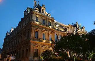 Coin nord-est, vu depuis la rue de la Bourse