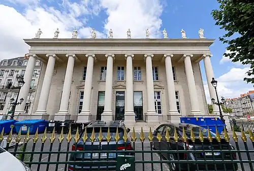 Façade ouest donnant sur la place de la Bourse.