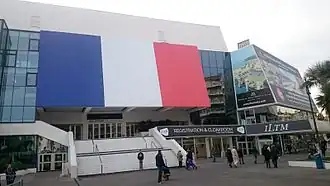 Drapeau tricolore sur la façade du Palais en hommage aux victimes des attentats du 13 novembre 2015.