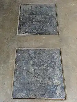 Tombes sous le porche de l'église