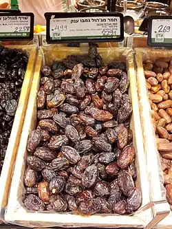 Vente de dattes mejhoul sur un marché.