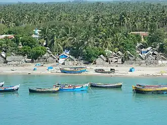 Bateaux de pêche sur le bord d'une plage, non loin de Pamban ville.