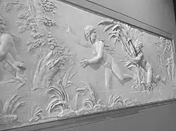 Pan poursuivant Syrinx sous le regard de l'Amour. Bas-relief de Clodion, 1782. Musée du Louvre.