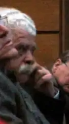 Photographie montrant un homme âgé de profil avec une moustache et des cheveux blancs.