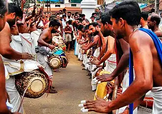 Un orchestre Panchavadyam lors d'une célébration religieuse.
