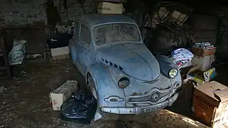Panhard Dyna X type 120 (abandonnée dans une grange, en attente de restauration).