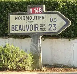 Panneau indicateur, avec indication de distances, sur l'île de Noirmoutier.