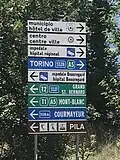 Panneaux routiers bilingues italien-français à Aoste (avenue Frédéric-Chabod).