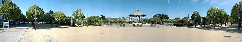 Vue panoramique sur l'esplanade du Champ de Mars avec le kiosque Peynet au centre
