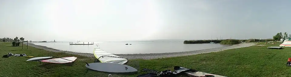 Vue panoramique sur le lac en été depuis Podersdorf.