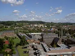 Côté nord-est, au premier plan l'école paroissiale, au fond la grande clinique « Sœurs de la Miséricorde » et les collines de Renaix