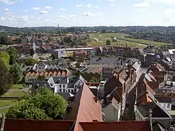 Côté est, au premier plan la rue des Prêtres et au fond le bâtiment des pompiers