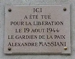 Plaque sur le côté latéral gauche du Panthéon, en mémoire d'Alexandre Massiani, mort pour la Libération de Paris.