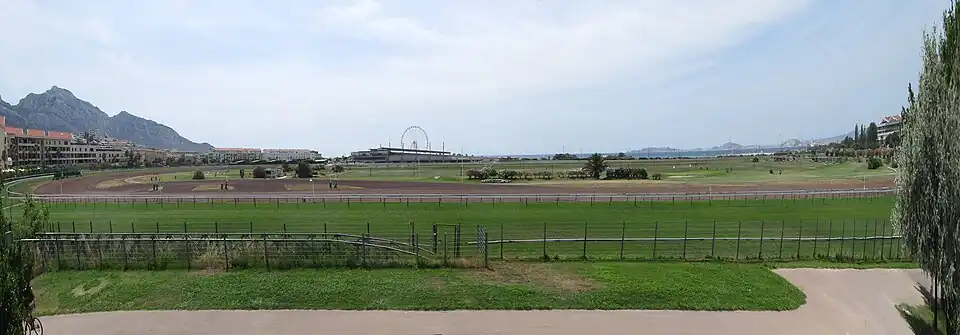 Vue de l'hippodrome-golf Marseille Borély depuis le château Borély, sur fond de mer Méditerranée, massif de Marseilleveyre, îles du Frioul, et château d'If.