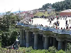 Vue sur le banc et la terrasse.