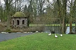 Vestige de la chapelle sur l'île du domaine de l'abbaye Saint-Calixte.