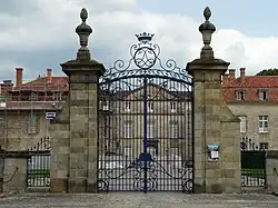 La grille d'entrée.