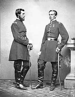 De gauche à droite : le comte de Paris et le duc de Chartres.