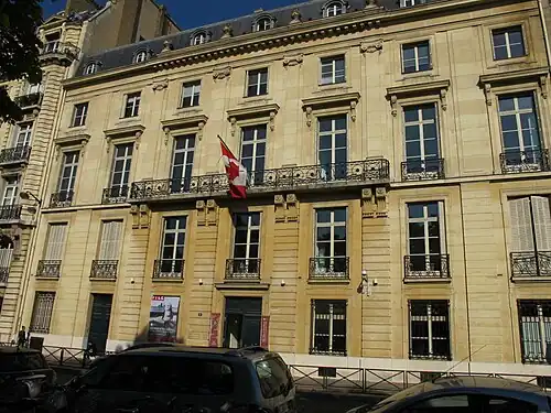 No 5 : ancien siège du Centre culturel canadien.