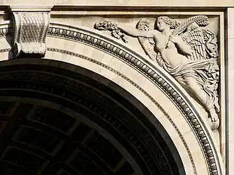 Une Victoire tendant une couronne de laurier (façade nord, écoinçon droit).