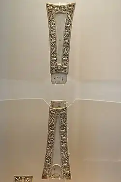 Deux bras de la croix processionnelle exposés au Musée du Louvre