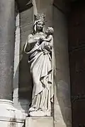 Statue de Vierge à l'Enfant à l'entrée.