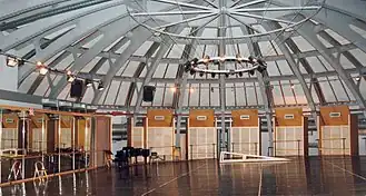 Le studio Petipa sous les structures de la grande coupole