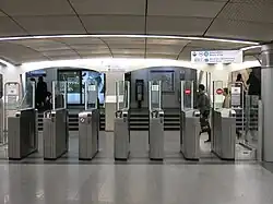 Premiers portiques installés sur les stations de la ligne 14 dès son ouverture.