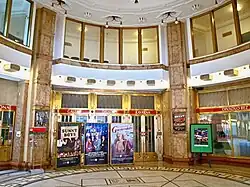 Entrée du théâtre dans le hall du Palais Adria