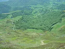 La route du pas de Peyrol sur le versant de la vallée de la Jordanne vue depuis le puy Mary.