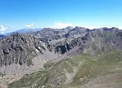 Zone montagneuse vue depuis le pic de les Nou Fonts. L'action des glaciers a laissé des moraines au fond de la vallée de la Valleta (en bas, à gauche), un affluent de la Riberola.