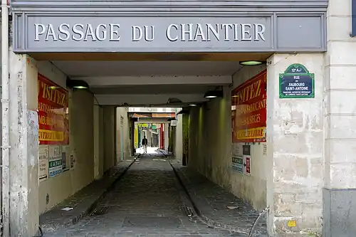 Entrée par la rue du Faubourg-Saint-Antoine.