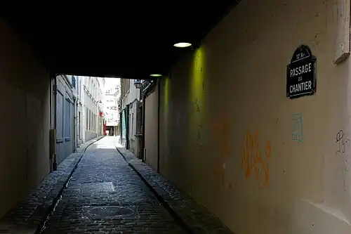 Entrée par la rue de Charenton.
